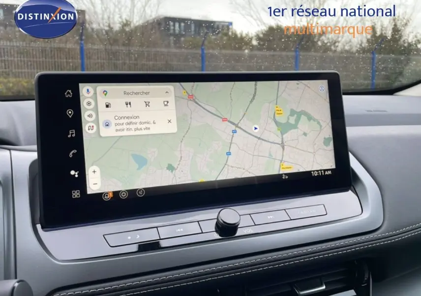 Vue rapprochée de l'écran tactile central du Nissan Qashqai blanc nacré 2025, affichant la navigation GPS.