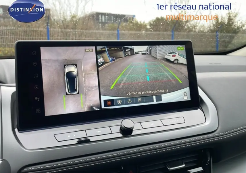 Écran central du Nissan Qashqai 1.5 E-POWER 2025 montrant la caméra de recul avec vue 360° intérieure.