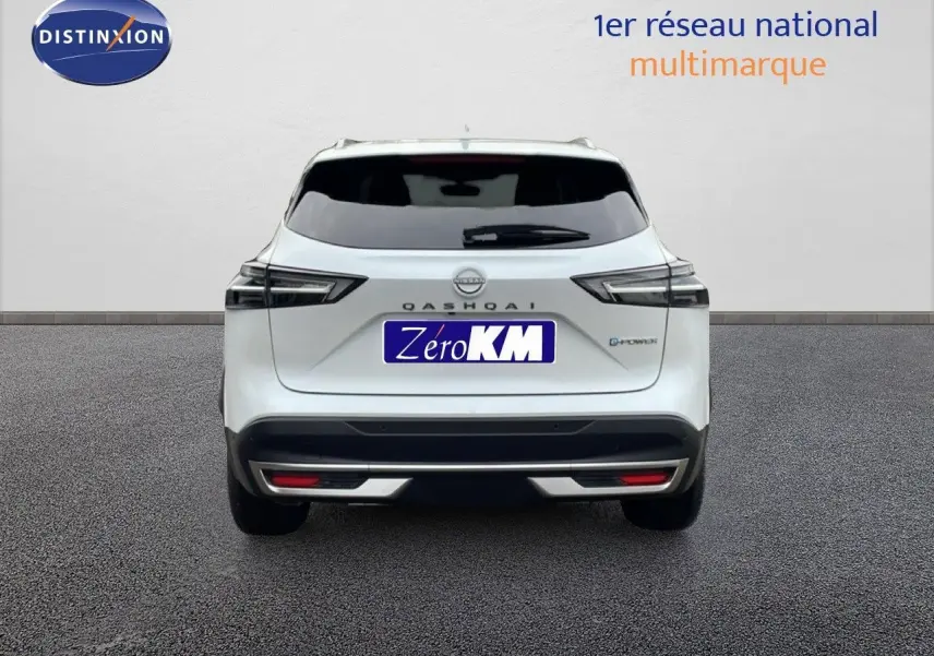 Vue arrière d'un Nissan Qashqai blanc nacré métal 2025 avec feux LED et logo E-POWER visible.