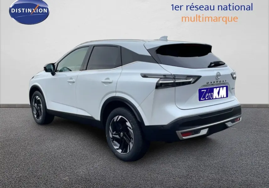 Vue 3/4 arrière droite du Nissan Qashqai blanc nacré avec jantes noires et toit contrasté noir.