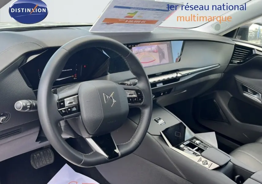 Vue intérieure du poste de conduite du DS4 2024, avec volant multifonction et écran tactile central moderne.