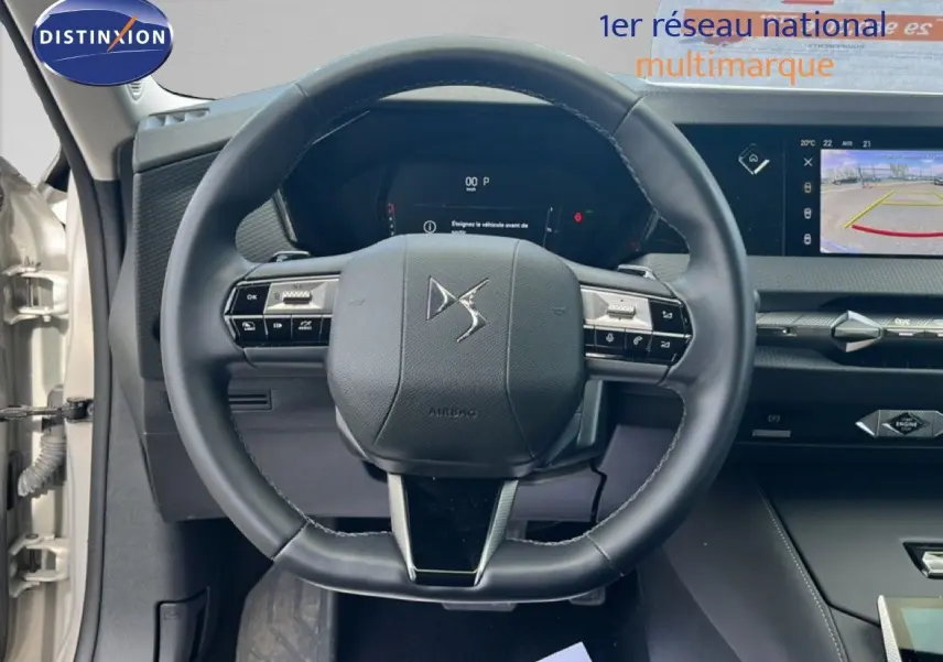 Vue rapprochée du volant cuir noir et du tableau de bord numérique du DS4 2024 couleur Cristal Pearl Nacré.