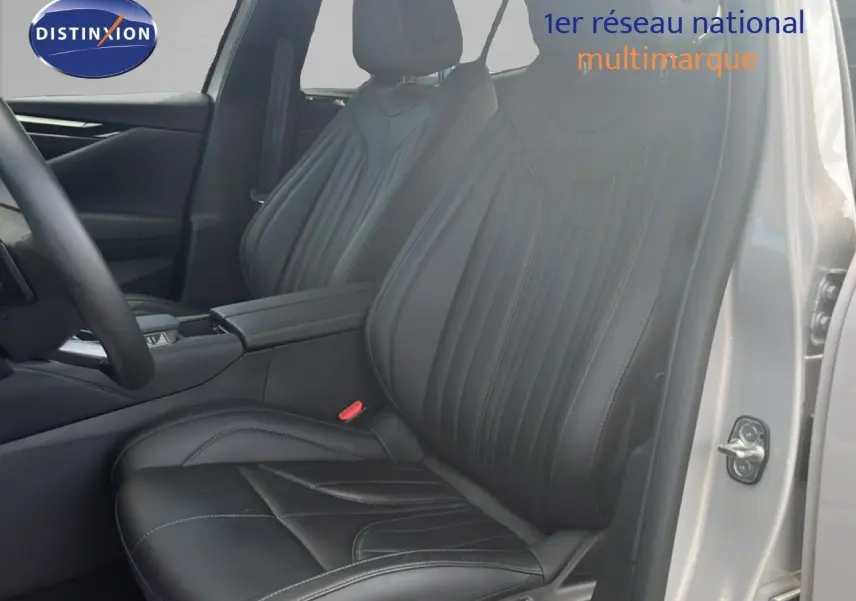 Vue intérieure côté conducteur sur les sièges en cuir noir du DS4 2024 couleur Cristal Pearl Nacré.