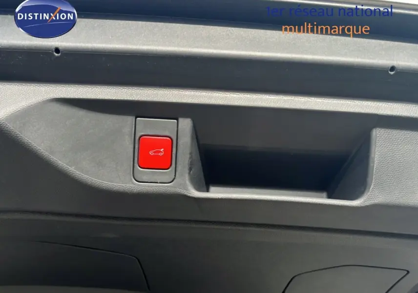 Bouton rouge d'ouverture du coffre sur la partie intérieure du hayon d'une DS4 2024 Cristal Pearl Nacré.