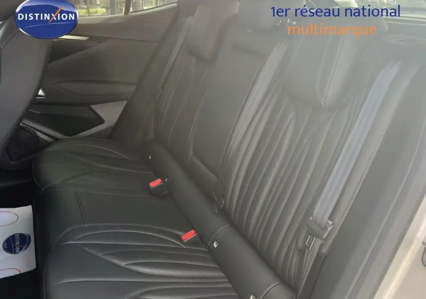 Vue intérieure côté droit des sièges arrière en cuir noir du DS4 2024 Cristal Pearl Nacré, avec ceintures de sécurité visibles.