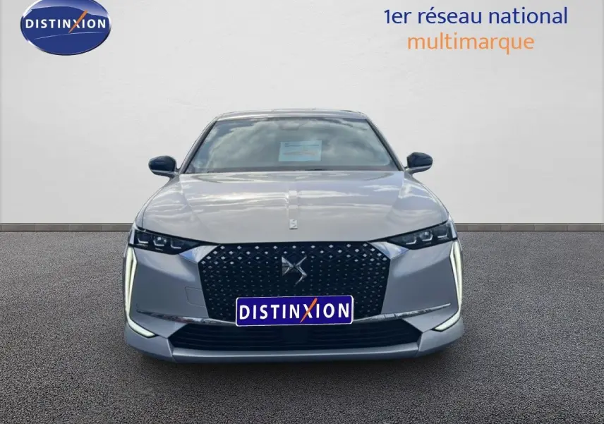 Vue frontale d'une DS4 2024 gris cristal pearl nacré avec calandre noire et feux LED verticaux distinctifs.