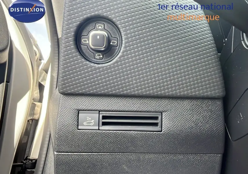 Détail du panneau de commande côté gauche intérieur d’une DS4 2024 Cristal Pearl Nacré avec bouton d’ouverture du capot.