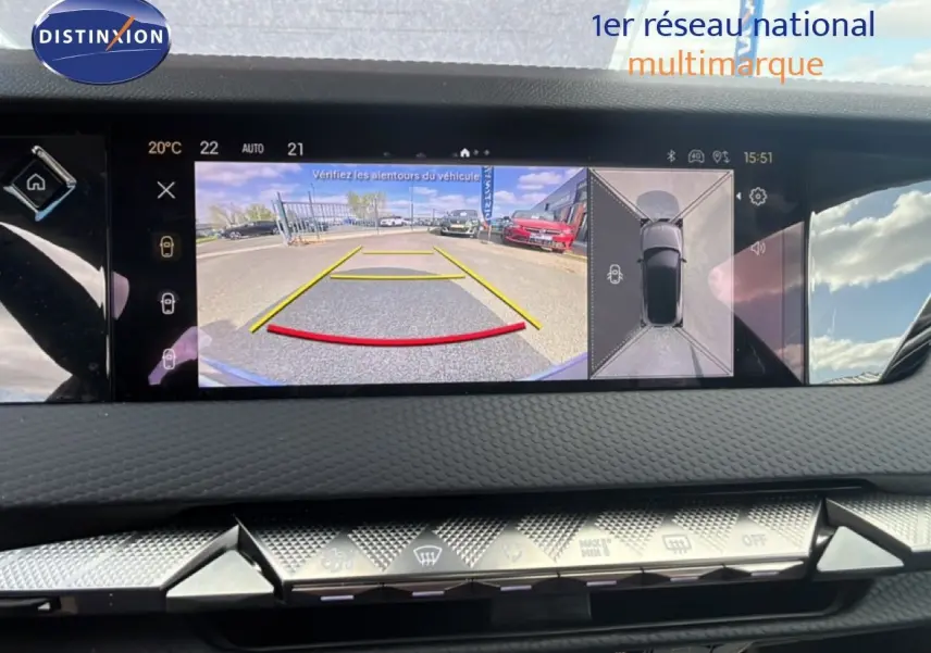 Vue intérieure du tableau de bord du DS4 2024, écran affichant la caméra de recul avec guidage coloré et vue 360° aérienne.