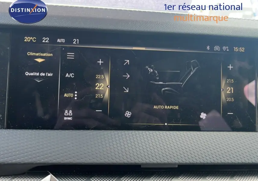 Écran tactile intérieur du DS4 2024 montrant les réglages de climatisation avec interface moderne et fond noir.