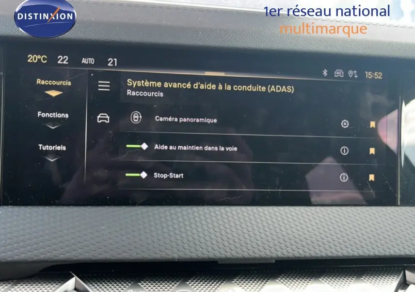 Vue rapprochée de l’écran tactile intérieur du DS4 2024 affichant les aides à la conduite, avec tableau de bord gris texturé.