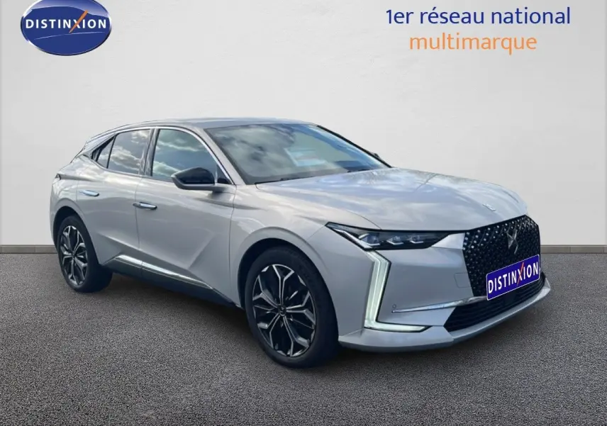 Vue 3/4 avant droite d'une DS4 2024 gris nacré avec calandre noire et feux LED en forme de L.