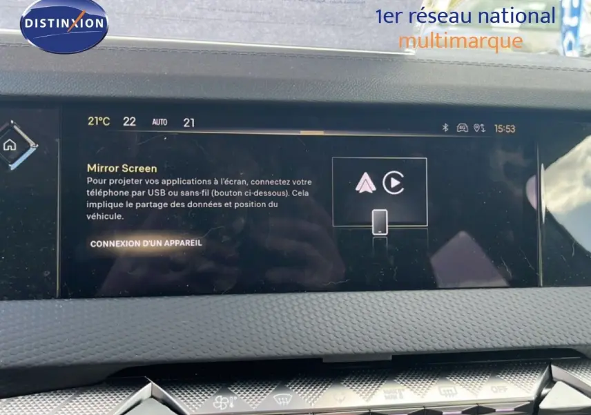 Écran tactile central du DS4 2024 en gros plan, affichant la fonction Mirror Screen avec détails de la climatisation.