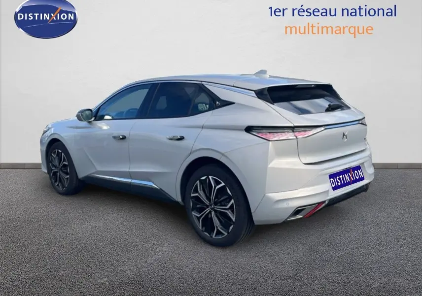 Vue 3/4 arrière gauche d'une DS4 2024 Cristal Pearl Nacré avec jantes noires bicolores et feux LED fins.