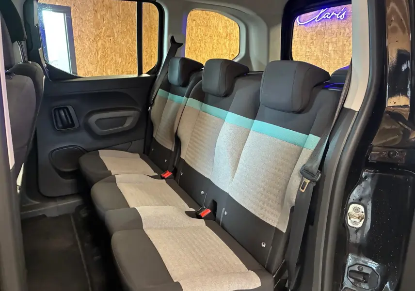 Vue intérieure côté droit des sièges arrière en tissu gris et noir avec bande turquoise du Citroën Berlingo noir 2020.