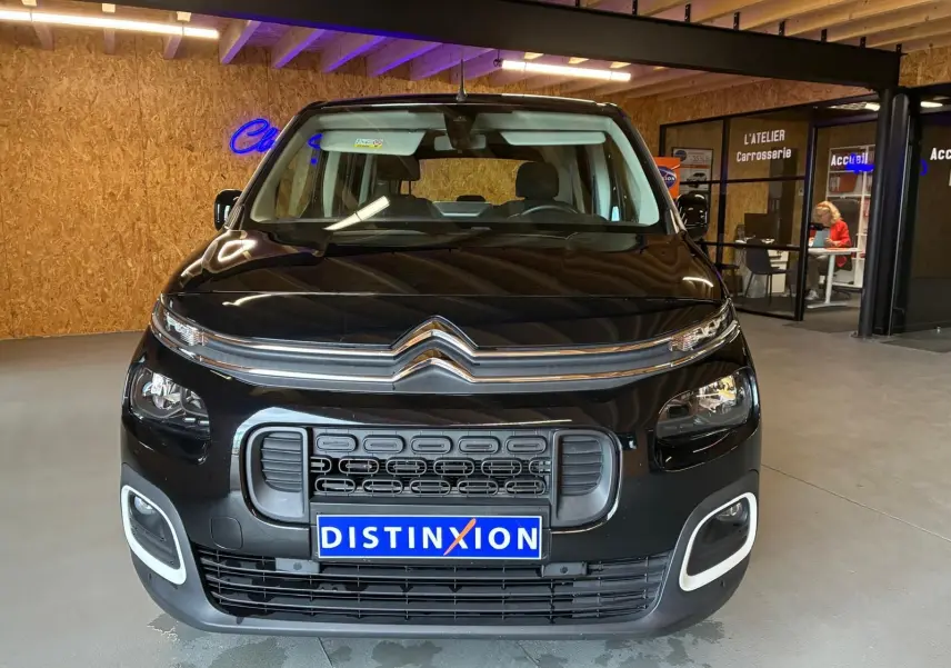 Vue frontale d’un Citroën Berlingo noir 2020, avec calandre caractéristique et éclairage LED distinctif.
