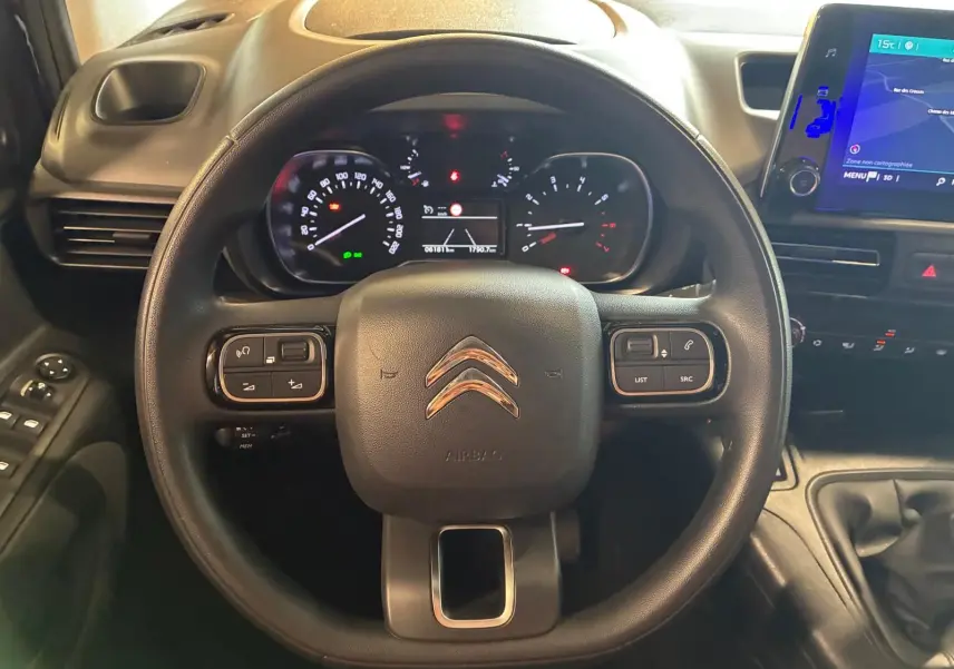 Vue rapprochée du volant noir de la Citroën Berlingo 2020, avec tableau de bord et écran tactile visible à droite.