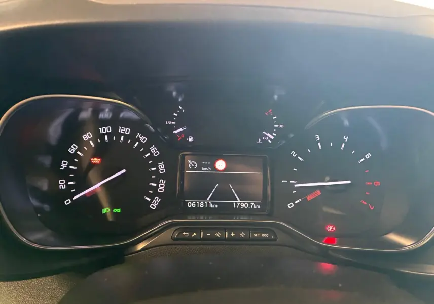 Vue rapprochée du tableau de bord noir du Citroën Berlingo 2020, affichant compteur, jauges et écran digital.