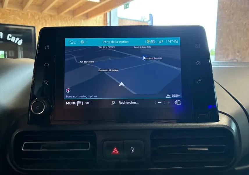 Écran tactile central du tableau de bord du Citroën Berlingo noir 2020, affichant la navigation GPS.