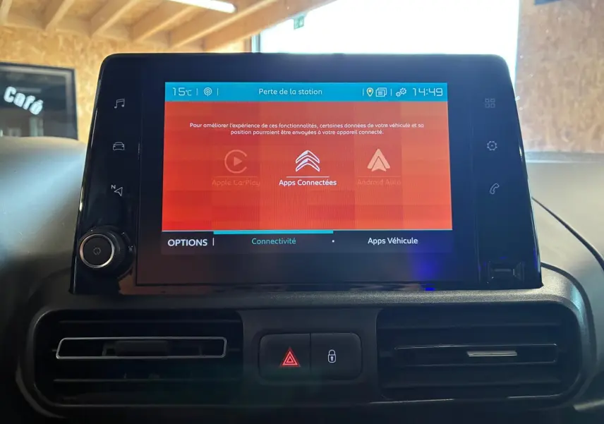 Écran tactile central du tableau de bord du Citroën Berlingo 2020, affichant les options de connectivité.