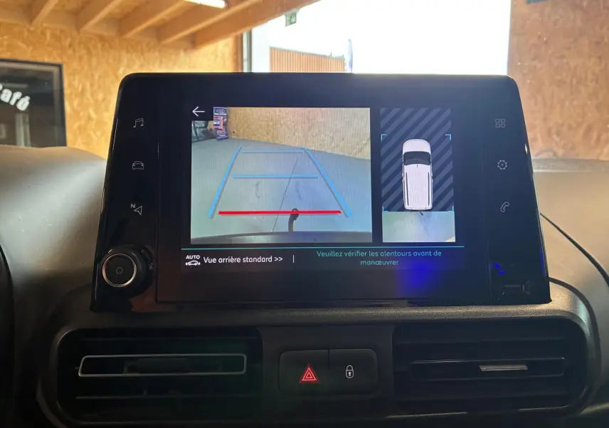 Écran tactile intérieur du Citroën Berlingo noir 2020 montrant la caméra de recul avec lignes de guidage colorées.