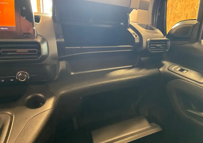 Vue intérieure côté passager du tableau de bord noir du Citroën Berlingo 1.5 BlueHDi 100 Combi M Feel 2020 avec boîte manuelle.