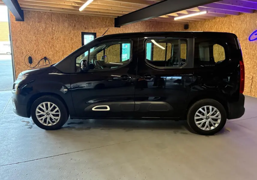Profil côté gauche du Citroën Berlingo noir 2020, avec portes coulissantes et jantes alliage visibles en intérieur.