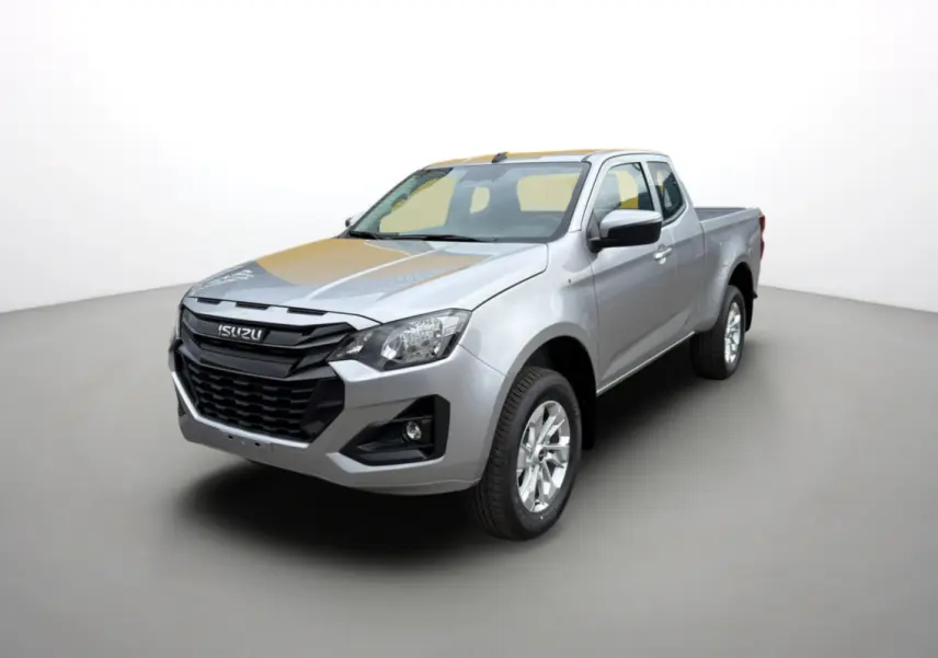 Isuzu D-MAX 2.2 TD 164 Space Evolution 2026 en mercury silver, vue 3/4 avant droit avec calandre noire marquée.