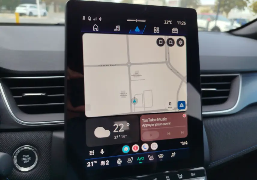 Écran tactile central affichant la navigation et la météo dans l’habitacle d’une Renault Symbioz gris cassiopée.