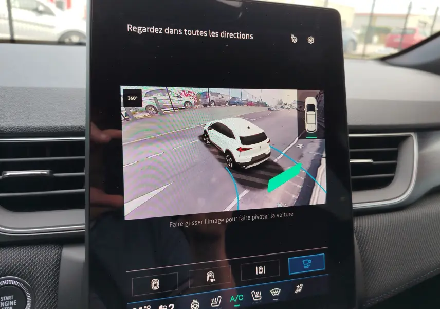 Écran tactile intérieur montrant la caméra 360° d'une Renault Symbioz gris cassiopée en marche arrière.