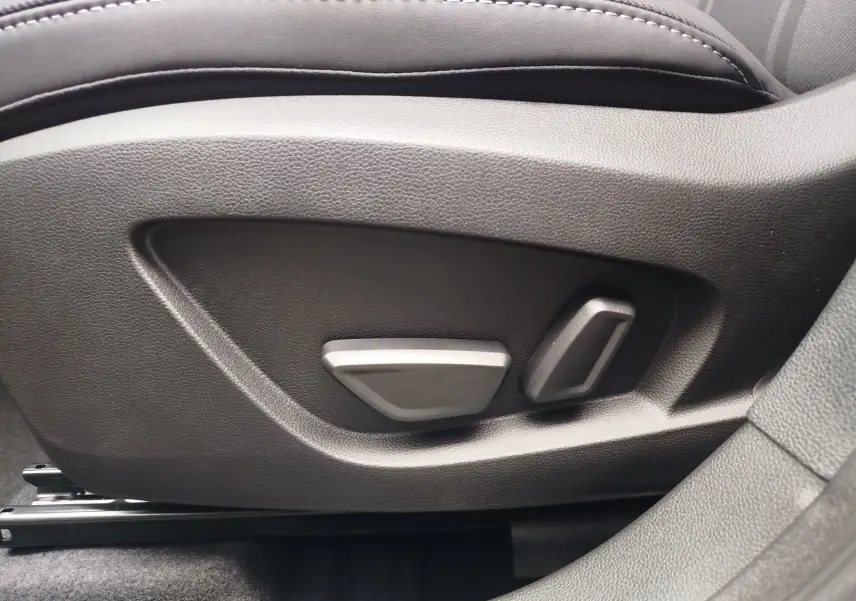 Réglages électriques des sièges en gros plan sur la garniture noire d’un Renault Symbioz 2026.
