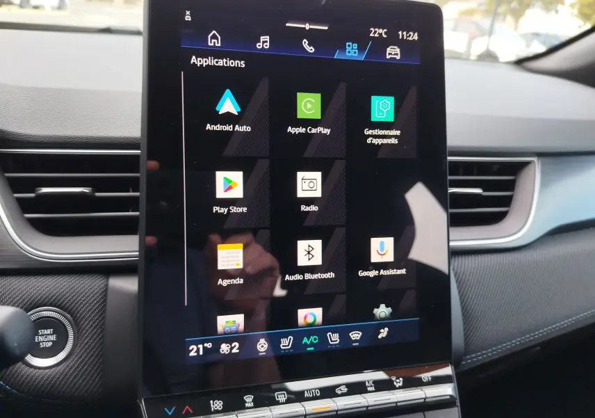 Vue intérieure centrée sur l'écran tactile vertical du tableau de bord du Renault Symbioz gris cassiopée, affichant les applications connectées.