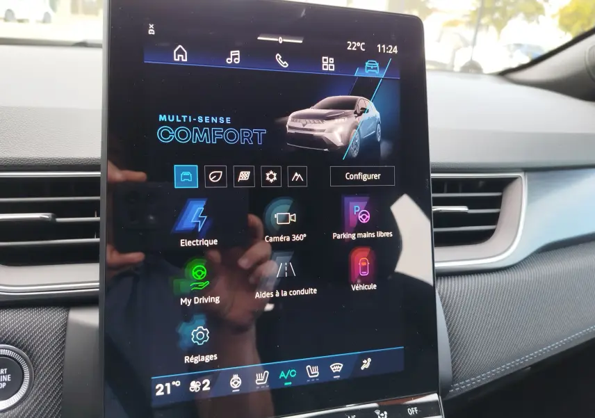 Écran tactile central affichant le mode Multi-Sense Comfort dans l’habitacle du Renault Symbioz gris cassiopée.