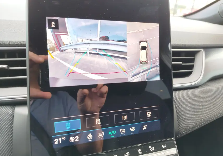 Écran central de la Renault Symbioz gris cassiopée montrant la caméra de recul et vue 360° en intérieur.