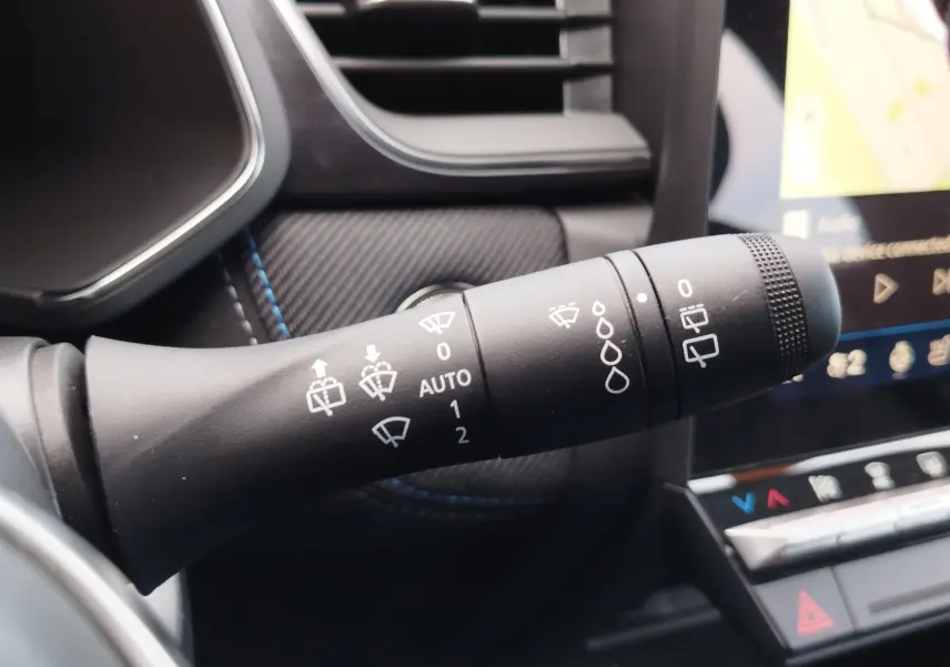 Gros plan sur la commande d’essuie-glace à gauche du volant dans l’habitacle gris et noir du Renault Symbioz 2026.