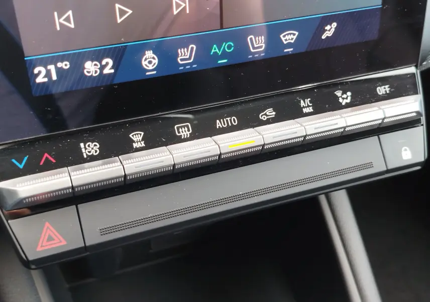 Gros plan sur la console centrale tactile du Renault Symbioz 2026, boutons climatisation et commandes en noir brillant.