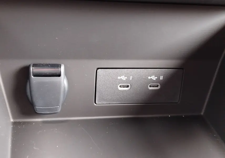 Prise USB double type C et prise 12V intégrées dans le coffre du Renault Symbioz gris cassiopée 2026.