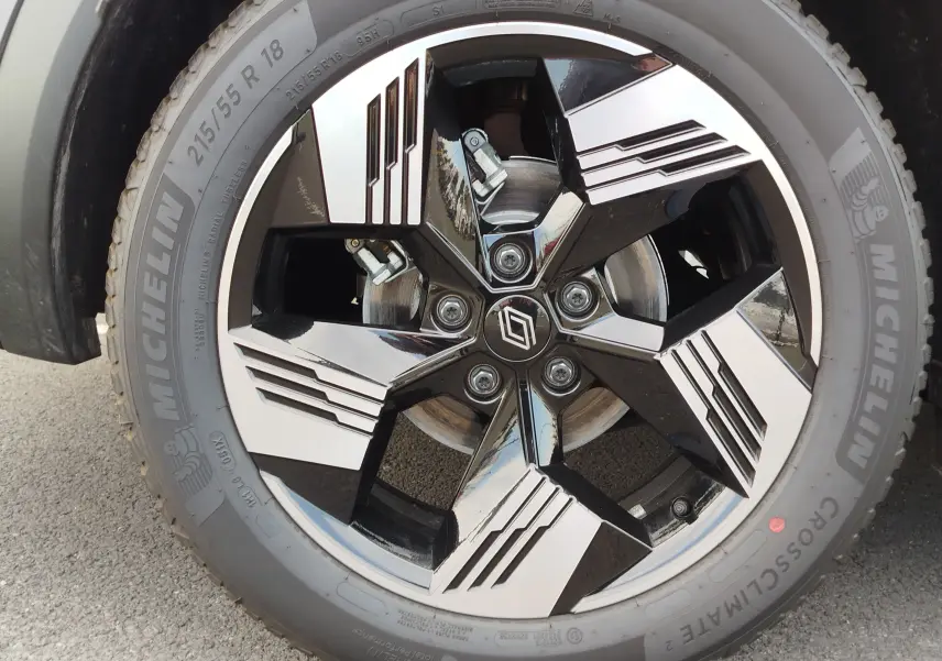 Gros plan sur la jante noire et argentée de 18 pouces avec logo Renault, montée sur pneu Michelin CrossClimate 2.