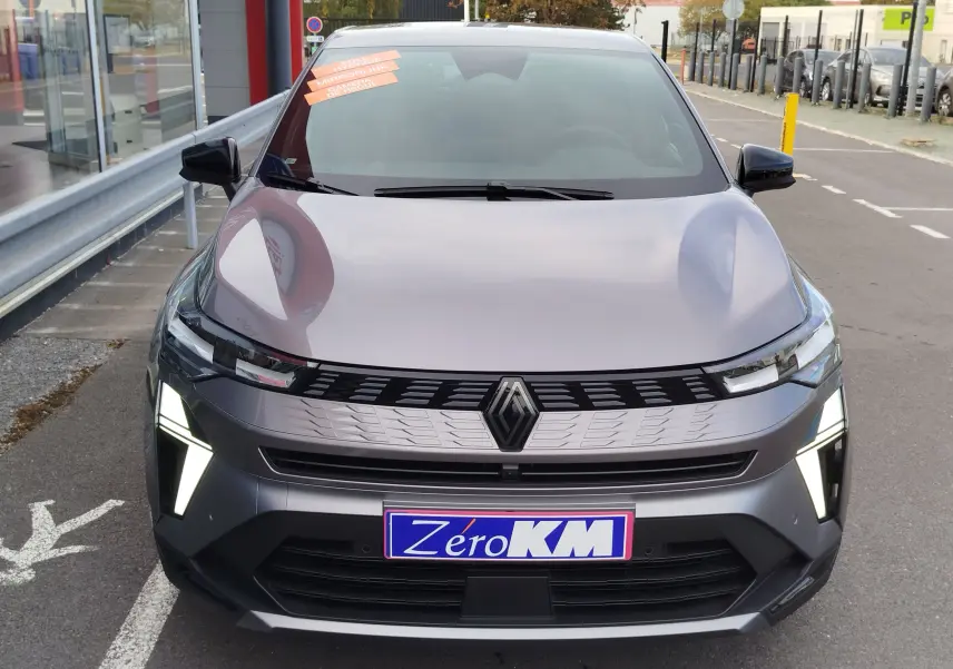 Vue de face du Renault Symbioz gris cassiopée métal avec éclairage LED distinctif et plaque Zéro KM.