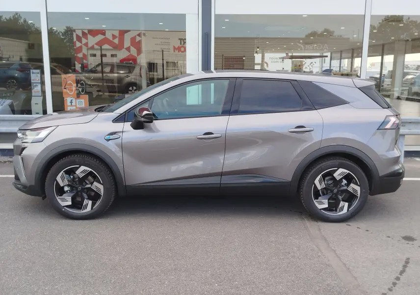 Profil droit du Renault Symbioz gris cassiopée métal 2026 avec jantes noires et détails bleus hybrides.