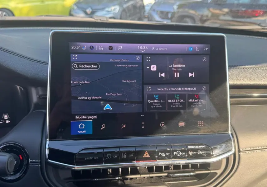 Vue rapprochée de l’écran tactile central du Jeep Compass bleu 2025, affichant navigation et commandes multimédia.