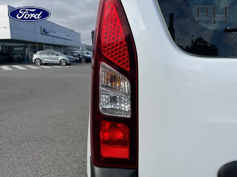 Gros plan sur le feu arrière droit blanc banquise d'un Citroën Berlingo BlueHDi 2017, avec arrière du véhicule visible.