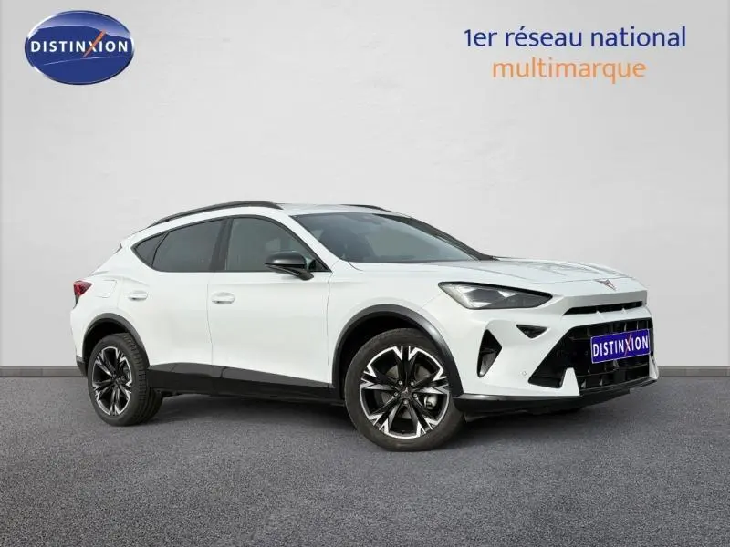 Vue 3/4 avant droit du CUPRA Formentor blanc Nevada métallisé avec jantes noires et détails noirs contrastants.