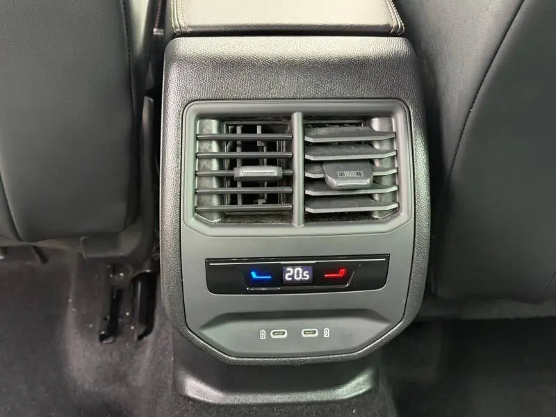 Détail de la console arrière avec bouches d’aération, réglage de température à 20,5°C et ports USB dans une CUPRA Formentor blanc Nevada.