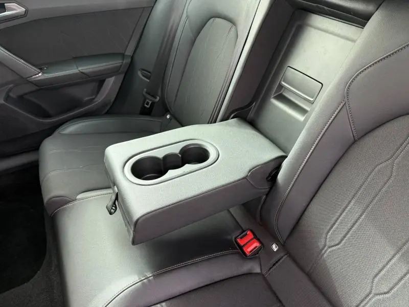 Vue intérieure du siège arrière droit du CUPRA Formentor 2025 avec accoudoir central rabattable et porte-gobelets intégré.