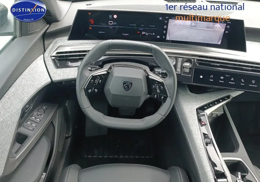 Vue intérieure centrée sur le volant cuir multifonction et le tableau de bord numérique du Peugeot 3008 gris Artense.