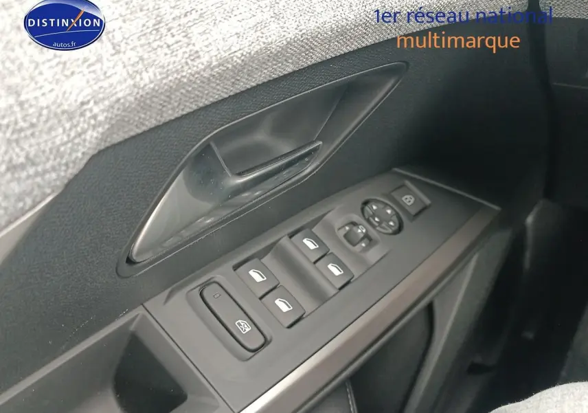 Gros plan sur la commande des vitres électriques côté gauche du Peugeot 3008 gris Artense, avec poignée de porte intégrée.