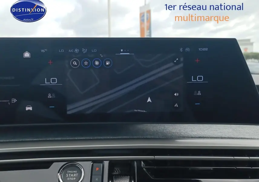 Peugeot 3008 gris artense vu de face, mettant en valeur l'écran tactile et la planche de bord moderne.