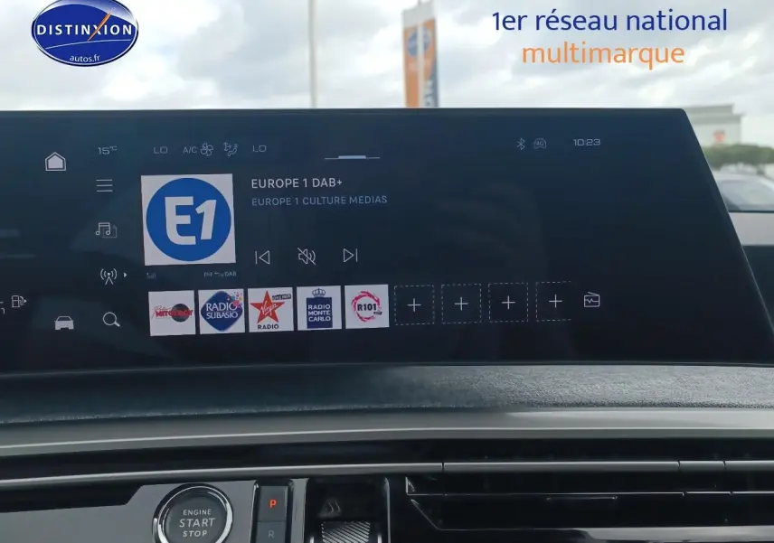Vue intérieure du tableau de bord du Peugeot 3008 gris Artense, avec écran tactile multifonction affichant Europe 1 DAB+
