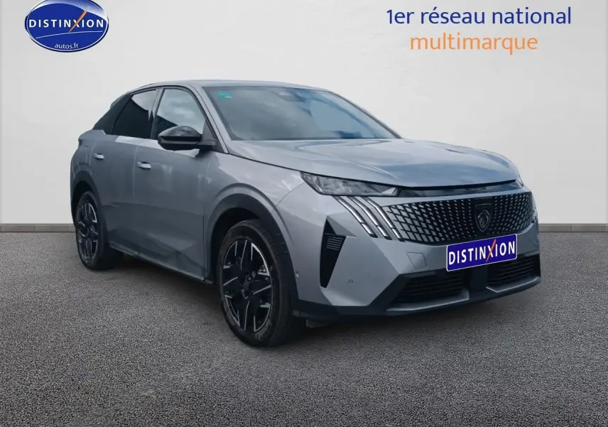 Peugeot 3008 gris Artense en 3/4 avant droit, avec calandre noire et jantes alliage distinctives.