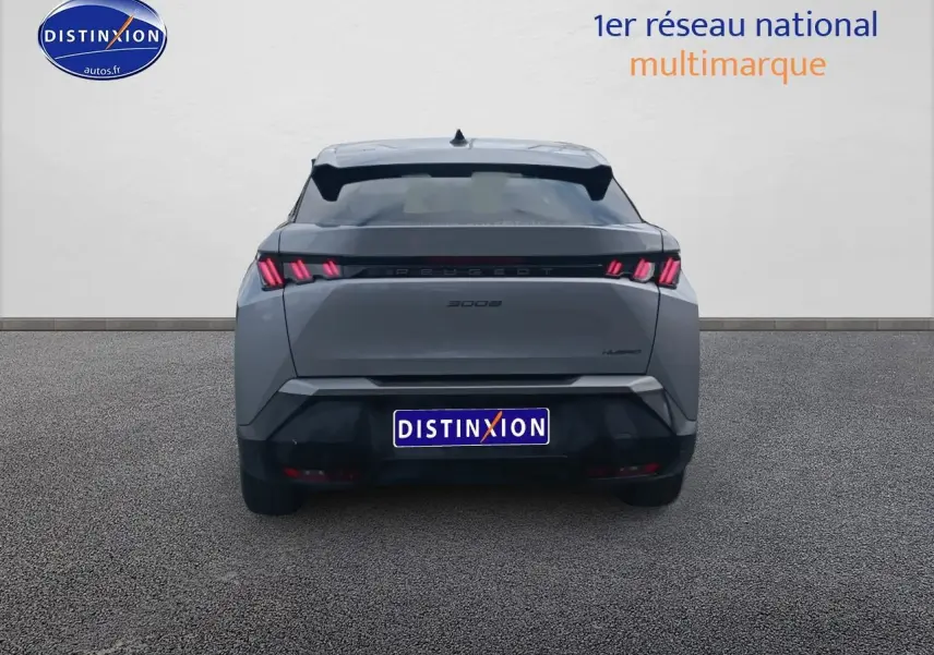 Vue arrière d'un Peugeot 3008 gris Artense 2025 avec feux LED distinctifs et becquet noir.